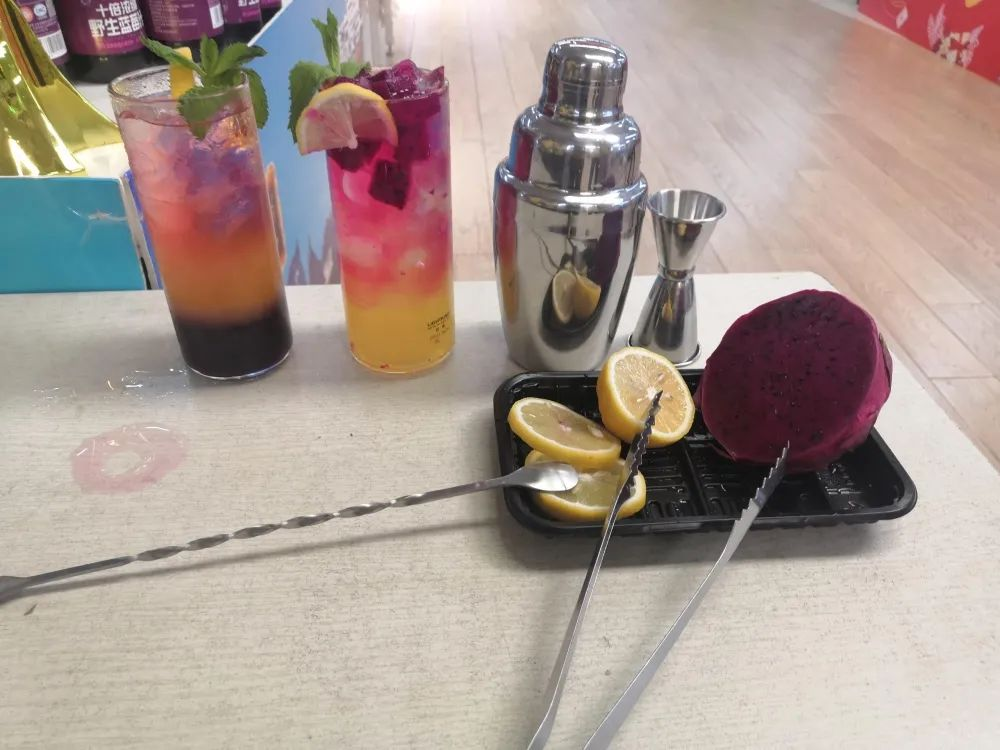 用商品為顧客奏樂的七尺男兒