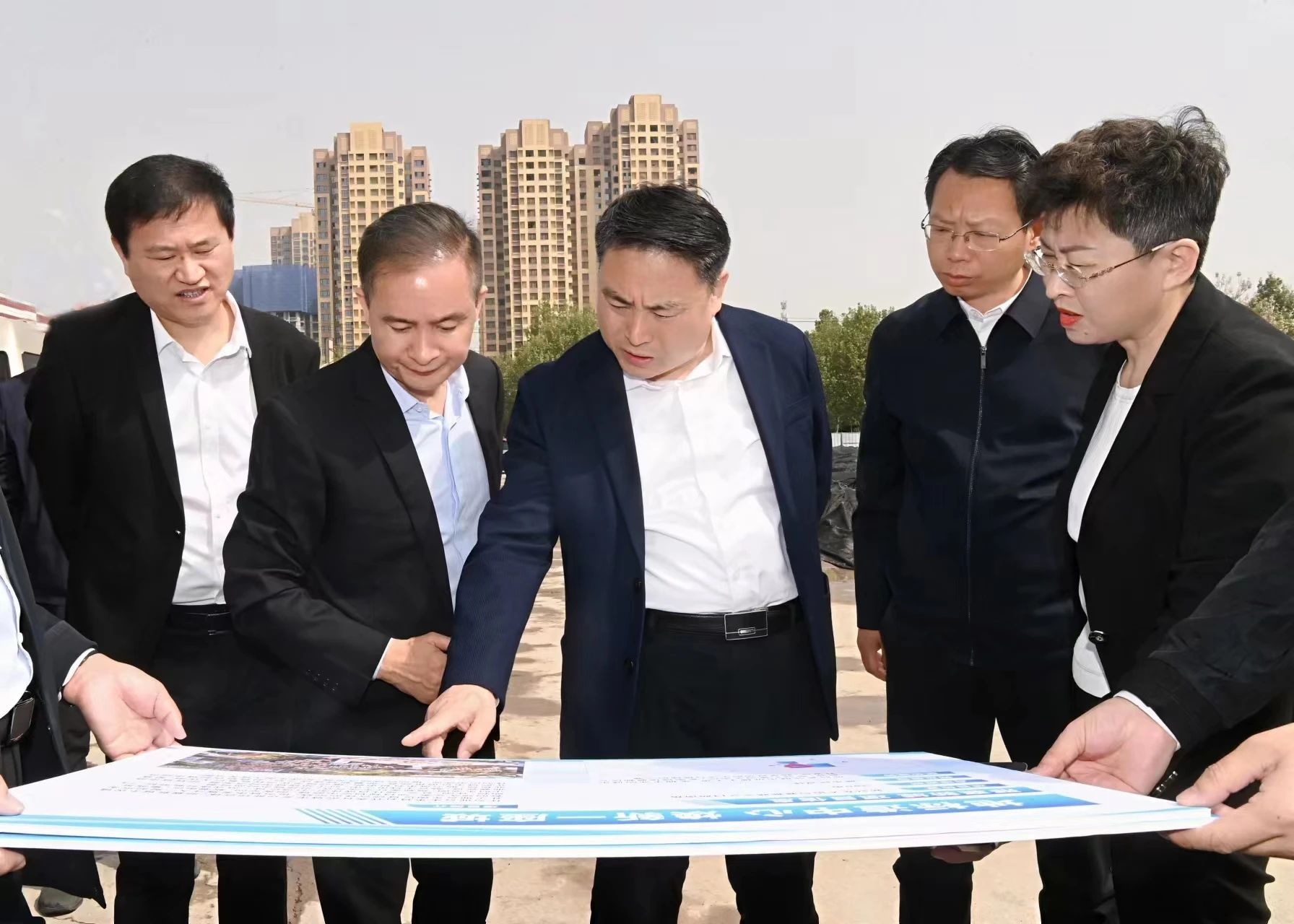 邢臺(tái)市委書記楊猛到主城區(qū)部分商貿(mào)企業(yè)現(xiàn)場(chǎng)辦公