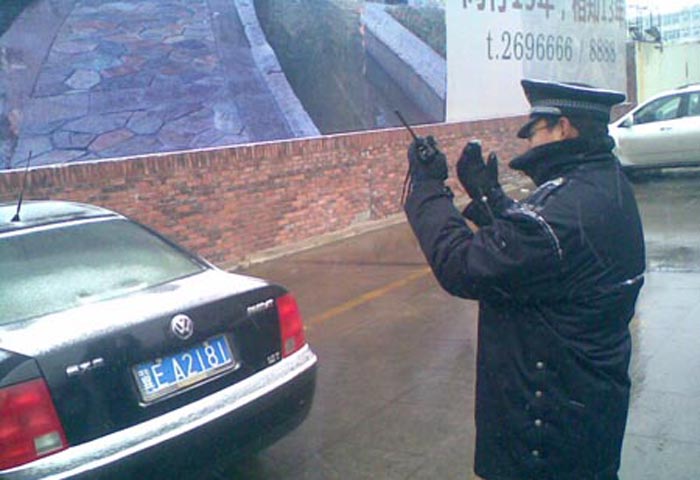 風(fēng)雪中的大洋百貨保衛(wèi)隊(duì)員