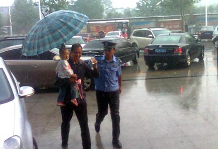 大洋百貨雨中獻真情