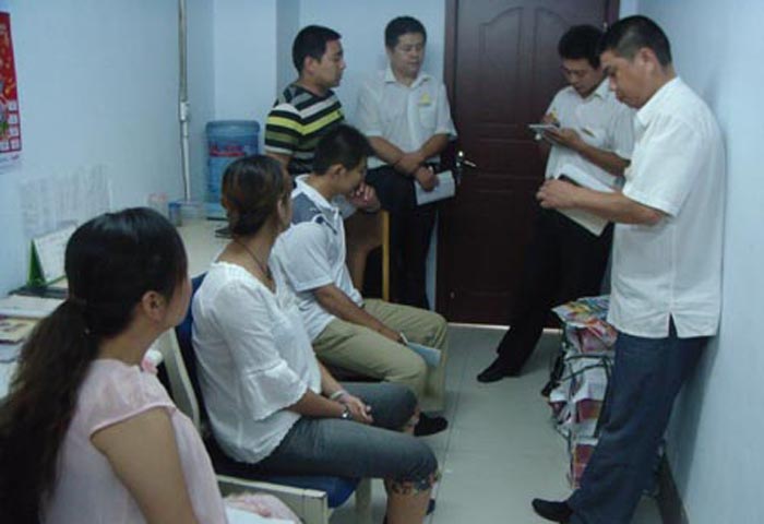 聯(lián)合檢查迎店慶——家電公司八年店慶