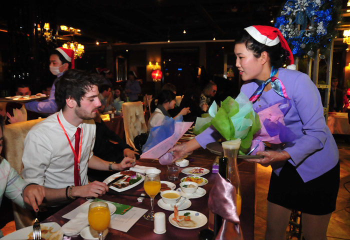 外國朋友們來天一過圣誕啦！