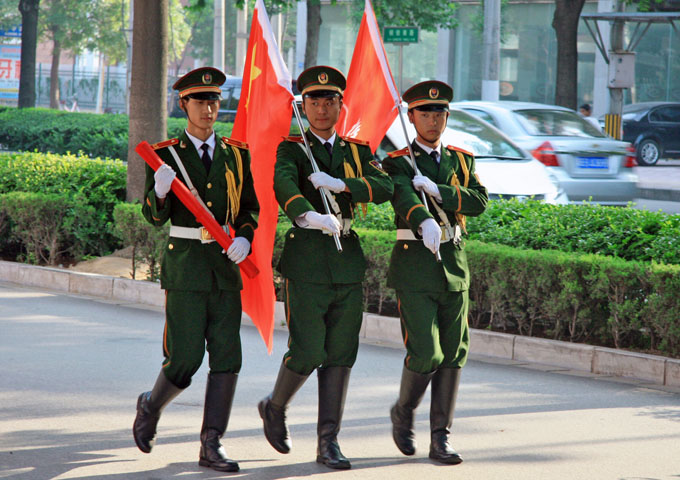 風雨同舟十三載，今日同傳一面旗——“同傳一面旗 共愛一個家”司旗傳遞至新光菜市場