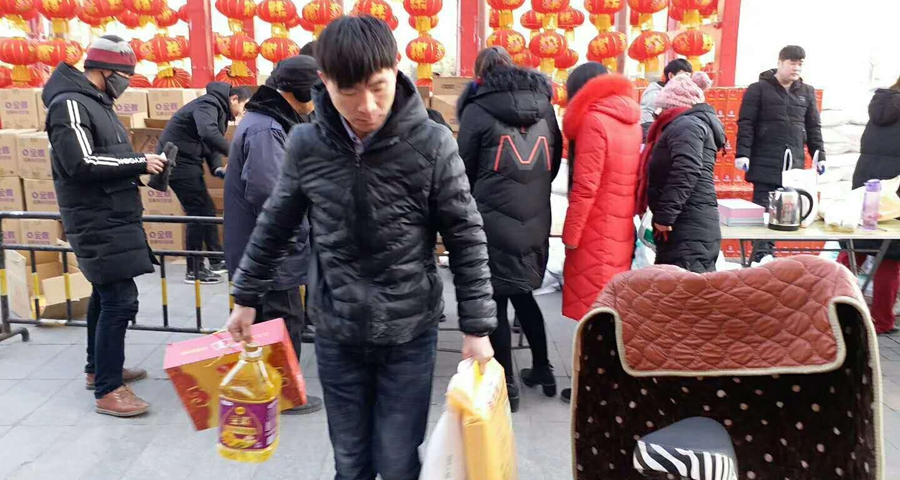 集團(tuán)工會(huì)2018年新春?jiǎn)T工福利發(fā)放現(xiàn)場(chǎng)